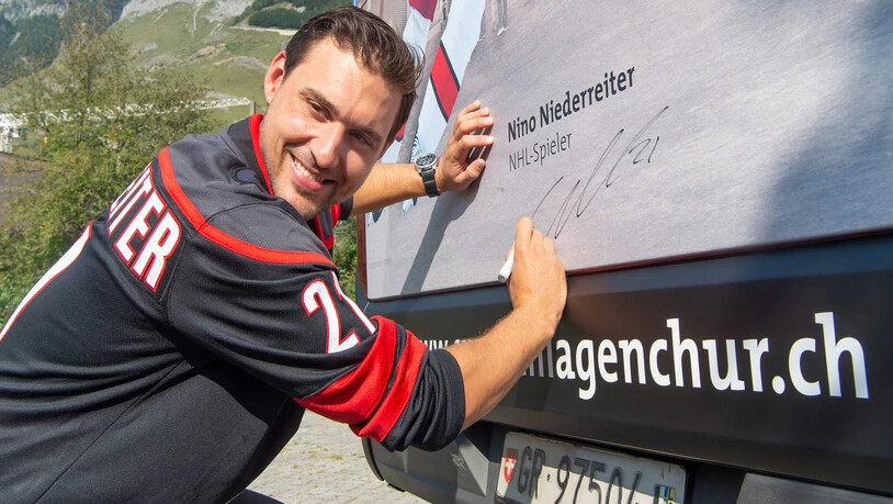 Der Profi-Eishockeyspieler Nino Niederreiter scheint begeistert zu sein vom Heck des neuen Bus.