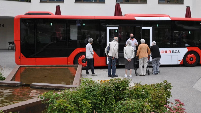 Ein Mitarbeiter von Chur Bus erklärt den Seniorinnen und Senioren, worauf sie achten müssen.