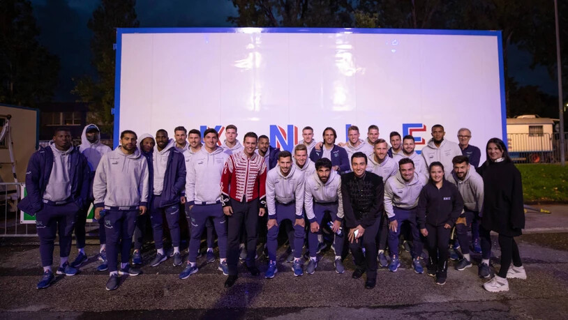 Gruppenfoto als Erinnerung: Die Nationalmannschaft posiert zusammen mit Bastian Baker und Ivan Knie.