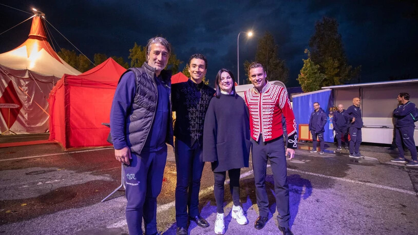 Als eine «wilkommene Abwechslung» bezeichnet Trainer Murat Yakin (links) die Zirkusvorstellung. Hier posiert er mit Ivan Knie, Marie-José Galland und Bastian Baker (v.l.n.r.)