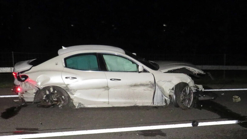 Die Kantonspolizei Glarus musste am Donnerstag kurz vor Mitternacht zu einem Unfall auf der Autobahn bei Benken ausrücken.