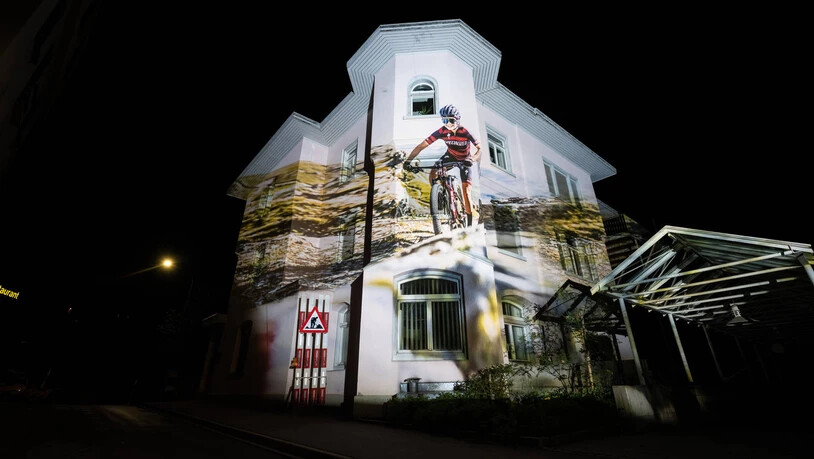 Haushohe Projektionen: Lichtkünstler Gerry Hofstetter beleuchtet während des World Economic Forum diverse Gebäude in Davos.