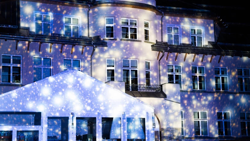Haushohe Projektionen: Lichtkünstler Gerry Hofstetter beleuchtet während des World Economic Forum diverse Gebäude in Davos.