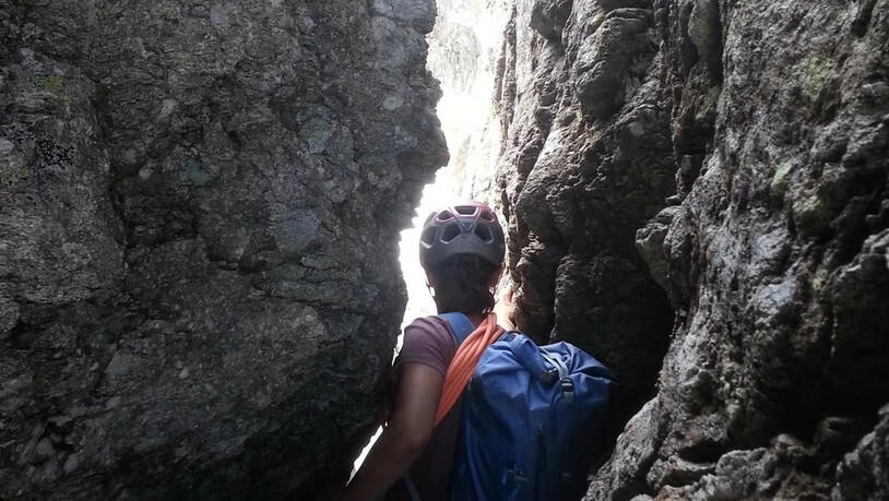 Nichts für Anfänger: Bergführerin Sonja Oberli zwängt sich durch eine enge Passage.