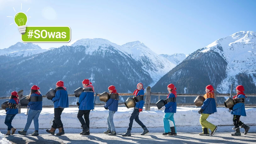 Buntes Treiben: Am 1. März wird an vielen Orten in Graubünden traditionell der Winter vertrieben – und zwar am Chalandamarz.