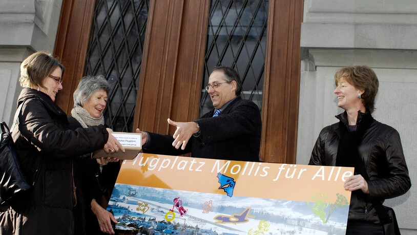 Dezember 2008: Vor dem Rathaus in Glarus nimmt Hansjörg Dürst die Petition «10’000 Flugbewegungen sind genug» des WWF, des VCS und der Molliser Wohnbevölkerung entgegen.