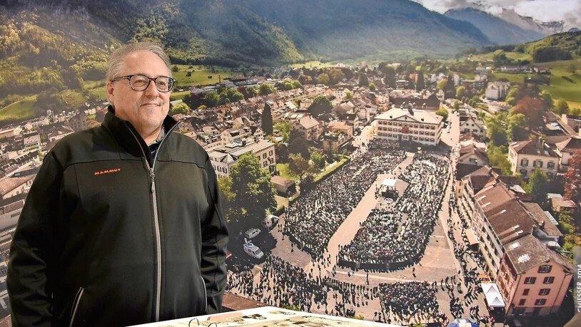 Juli 2020: Hansjörg Dürst als «Mister Landsgemeinde» steht im Pop-up-Museum im Glarus vor einem Luftbild einer Landsgemeinde.