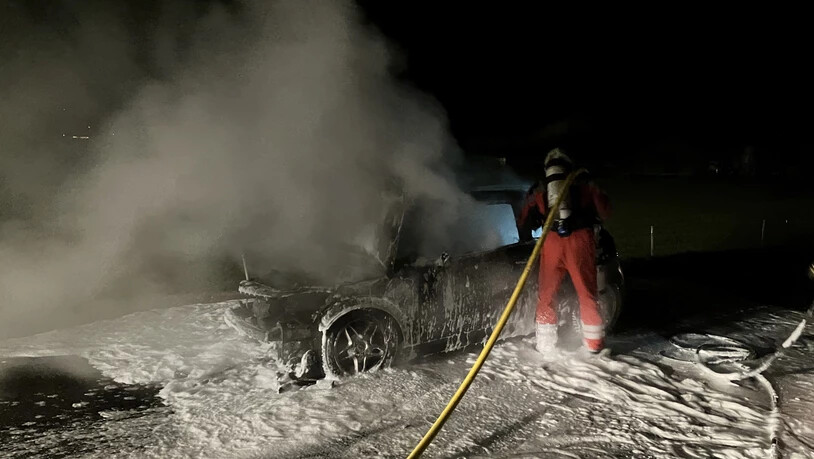 Totalschaden: Die Feuerwehr Näfels-Mollis kann das in Flammen stehende Auto rasch löschen. 