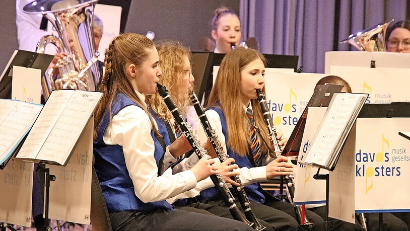 Ein Teil der Klarinettistinnen der Jugendmusik Davos.