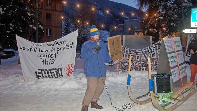 Rolf Marugg hält an der letzten WEF-Demo in Davos eine Ansprache.