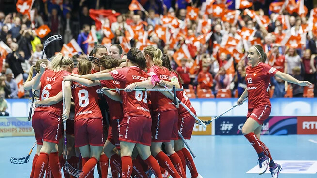Die Schweizerinnen freuen sich riesig über den Sieg im Schlüsselspiel gegen Finnland