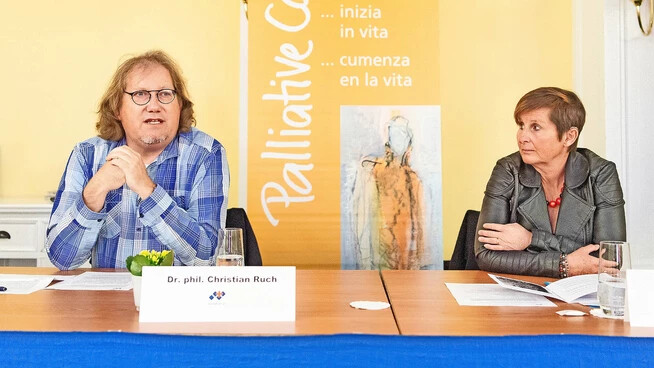 Die Institutionen sollen selbst entscheiden: Christian Ruch und Monika Lorez-Meuli erläutern im Hotel «Stern» in Chur die Haltung des Vereins Palliative GR zu assistiertem Suizid in Pflegeheimen. 