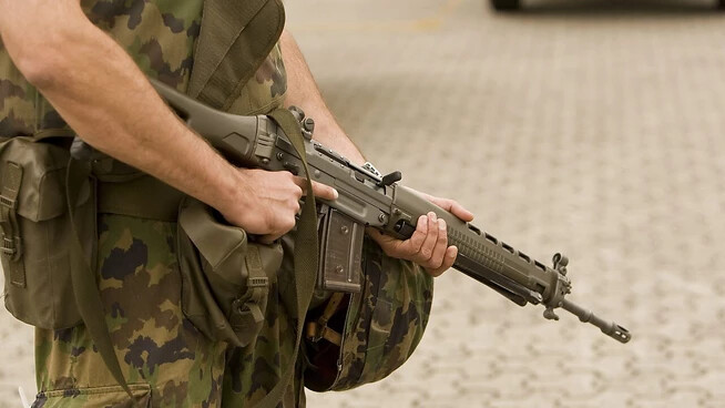 Ein Soldat bewacht im Rahmen der militaerischen Truppenuebung PROTECTOR militaerische Fahrzeuge in der Kaserne in Bremgarten . (Archivbild)