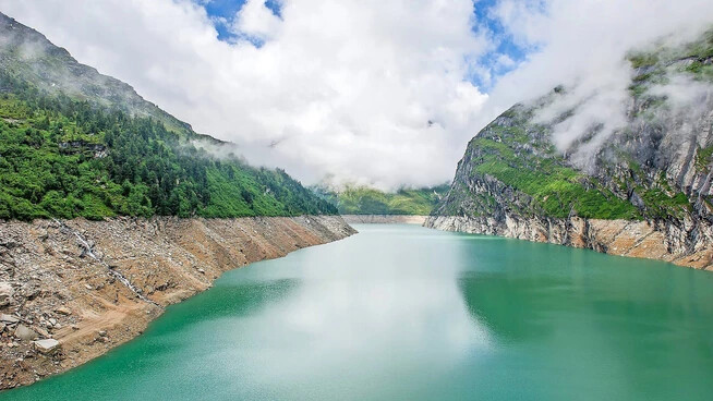 Blick in die Zukunft: Der Grosse Rat befasst sich mit der künftigen Wasserkraftstrategie. Hier im Bild das Kraftwerk Zervreila in Vals. 