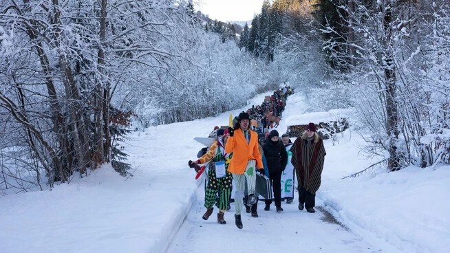 Protest für Klimagerechtigkeit: Rund 350 Personen nahmen am Samstag an der gegen das WEF gerichteten Winterwanderung von Küblis nach Klosters teil..