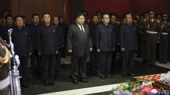 HANDOUT - Kim Jong Un und hochrangige Beamte statten dem Leichnam von Kim Ki Nam einen Kondolenzbesuch ab. (Unabhängige Journalisten hatten keinen Zugang zu dem Ereignis, das auf diesem von der nordkoreanischen Regierung veröffentlichten Bild zu sehen…