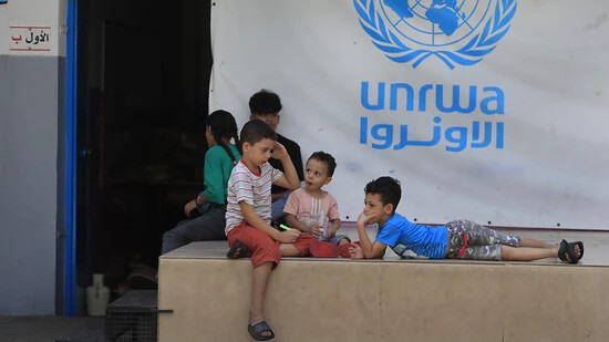 Palästinensische Flüchtlingskinder versammeln sich im Hinterhof einer Schule des Uno-Palästinenserhilfswerks UNRWA in der südlichen Hafenstadt Sidon. (Archivbild)