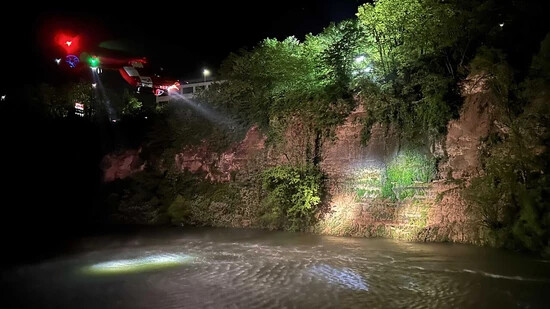 Am steil abfallenden Ufer der Limmat in Wettingen AG kam es zu dem Unglück, bei dem ein 27-jähriger Mann in den Fluss stürzte und später tot geborgen wurde.