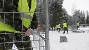 Armeeangehörige bauen für das WEF einen Zaun auf. Bild Keystone