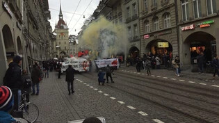 Obwohl die Kundgebung nicht bewilligt ist, demonstrieren einige hundert Personen gegen das WEF in Bern.