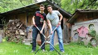 Im Jahr 2010: Niederreiter posiert mit Agent Andre Rufener vor dem Schopf im Garten des Elternhauses.