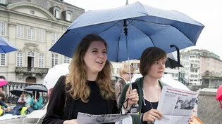 Die Schweiz schneidet bei der Gleichstellung der Geschlechter schlecht ab. Die Frauen stehen besonders in Politik und Wirtschaft im Regen. (Symbolbild eines Zürcher Protests gegen Lohndiskriminierung)
