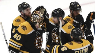 Die Boston Bruins beglückwünschen sich zum erfolgreichen Auftakt im Conference-Final gegen die Carolina Hurricanes