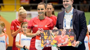 Seraina Ulber bekommen von Rolf Lötscher von Swiss Unihockey ein Geschenk zum 100. Spiel im Nationalteam.