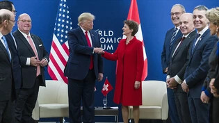 US-Präsident Donald Trump besuchte das WEF zum zweiten Mal: Im Bild beim Treffen mit Bundespräsidentin Siometta Sommaruga und weiteren Mitgliedern des Bundesrates.