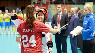 Flurina Marti und Lara Heini gehören zu den besten Unihockeyspielerinnen der Welt.