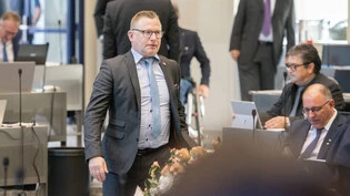 Abgelehnt: SVP-Grossrat Thomas Gort (vorne) weibelt vergebens für eine Karenzfrist für abtretende Regierungsräte.
