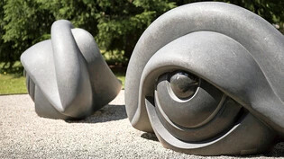 Werke von Louise Bourgeois in Davos: Während im Kirchner-Park die Skulptur «Eye Benches II» zu sehen ist ...