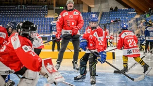 Rückkehr aufs Davoser Eis: Petr Sykora hat am Kids Event im Rahmen des Spengler Cup Spass.