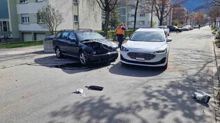 Unfall: Zwei Auto kollidieren bei der Einfahrt in die Tittwiesenstrasse. Die Strasse musste der Werkbetrieb aufgeboten werden.