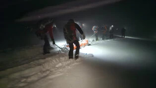 Elf Bergretter im Einsatz: Mehrere Stunden dauerte die Rettungsaktion der 58-jährigen Frau, die sich bei einer Skitour schwer am Unterschenkel verletzte.