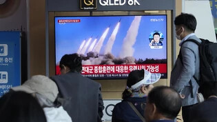 Ein Fernsehbildschirm zeigt ein Archivbild eines nordkoreanischen Raketenstarts während einer Nachrichtensendung im Bahnhof von Seoul. Foto: Ahn Young-joon/AP/dpa
