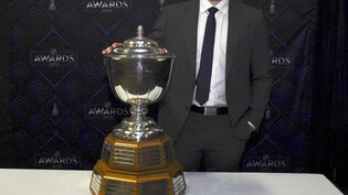 Die begehrte Norris Trophy, auf der auch schon der Name Roman Josi eingraviert ist: Im Bild Cale Makar, der die Auszeichnung 2022 gewann.