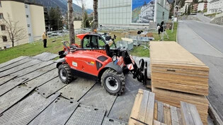 Vorzeichen für das nahende WEF: Beim Kirchner Museum in Davos wird an der Erstellung einer grossen Temporärbaute gearbeitet.