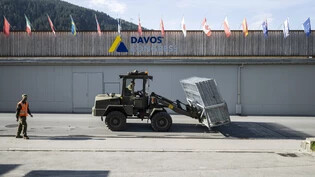 Letzte Vorbereitungsarbeiten: Vor dem Davoser Kongresszentrum werden mit einem Gabelstapler der Armee Absperrgitter zum Schutz des WEF-Jahrestreffens transportiert.  