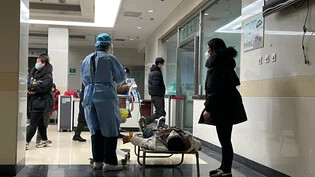 Behandlung auf dem Spitalgang: Pekings Gesundheitssystem ist der ersten grossen Coronawelle nicht gewachsen. 
