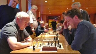 Gut überlegt: Oswald Bürgi (rechts) steuert, beobachten von Mannschaftsleiter Martin Dürst, einen Punkt zum Sieg gegen Uzwil bei, 