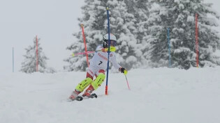Emma Gisler vom SC Elm fährt bei den jüngsten Mädchen am schnellsten durch die Slalomtore.