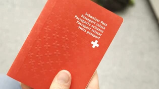 Den begehrten Schweizer Pass einfach so erhalten als Dank und Ehrung.