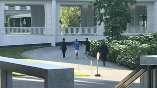 Mit zwei Begleitern spaziert Justin Bieber (Mitte) durch die Hotelanlage in Bad Ragaz.