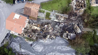 Ein Wohnhaus, eine alte Sägerei und zwei Fahrzeugen wurden komplett zerstört.