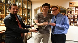 Sandro Bernasconi (rechts) zusammen mit dem chinesischen Gast, der den teuren Whisky kostete.