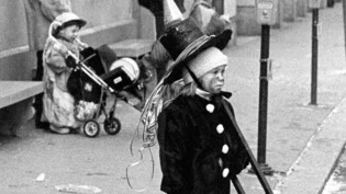 Ein Mädchen verkleidet als Kaminfeger in den späten 70er-Jahren.