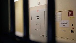 In einer solchen Zelle im Kantonsgefängnis in Glarus lässt der 35-jährige Algerier seiner Wut freien Lauf.
