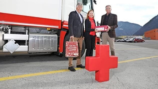 Engagement in Rot: Hans Geisseler und Denise Ryffel vom Roten Kreuz Graubünden und Roland Jäggi von der Kuoni AG (v.l.) setzen sich für Benachteiligte ein.