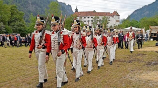 Die Ehrengäste werden vor dem Schloss Rhäzüns flankiert.